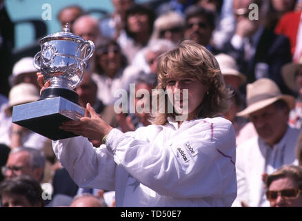 Paris, Frankreich. 12 Juin, 2019. Steffi GRAF fête ses 50 ans le 14 juin 2019, Tennis : Open de France 1988 - Steffi GRAF avec trophée QF, couleur Ì ? Å L'utilisation dans le monde entier | Credit : dpa/Alamy Live News Banque D'Images