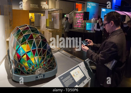 Londres, Royaume-Uni. 12 juin 2019. "La technologie sans conducteur qui contrôle ?' exposition est lancé le Musée des sciences. Sur la photo : 'Stained Glass sans conducteur de voiture-lits de l'avenir" conçue par l'artiste Dominic Wilcox. L'exploration de l'histoire de l'autonomie de la conduite de véhicules, l'exposition examine aussi comment beaucoup de contrôle nous sommes disposés à transférer à eux et comment leur déploiement plus large pourrait façonner les habitudes alimentaires, les comportements et la société. Crédit : Guy Josse/Alamy Live News Banque D'Images