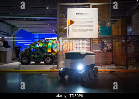 Londres, Royaume-Uni. 12 juin 2019. "La technologie sans conducteur qui contrôle ?' exposition est lancé le Musée des sciences. Sur la photo (au centre) : Starship - Robot de livraison en ce moment à utiliser et visant à révolutionner l'ensemble de l'alimentation et les livraisons. Photo de gauche : 'Stained Glass sans conducteur de voiture-lits de l'avenir" conçue par l'artiste Dominic Wilcox. L'exploration de l'histoire de l'autonomie de la conduite de véhicules, l'exposition examine aussi comment beaucoup de contrôle nous sommes disposés à transférer à eux et comment leur déploiement plus large pourrait façonner les habitudes alimentaires, les comportements et la société. Crédit : Guy Josse/Alamy Live News Banque D'Images