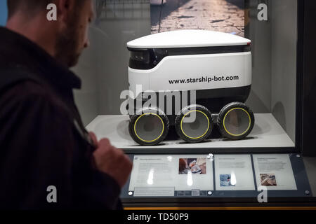 Londres, Royaume-Uni. 12 juin 2019. "La technologie sans conducteur qui contrôle ?' exposition est lancé le Musée des sciences. Sur la photo : Starship - Robot de livraison en ce moment à utiliser et visant à révolutionner l'ensemble de l'alimentation et les livraisons. L'exploration de l'histoire de l'autonomie de la conduite de véhicules, l'exposition examine aussi comment beaucoup de contrôle nous sommes disposés à transférer à eux et comment leur déploiement plus large pourrait façonner les habitudes alimentaires, les comportements et la société. Crédit : Guy Josse/Alamy Live News Banque D'Images