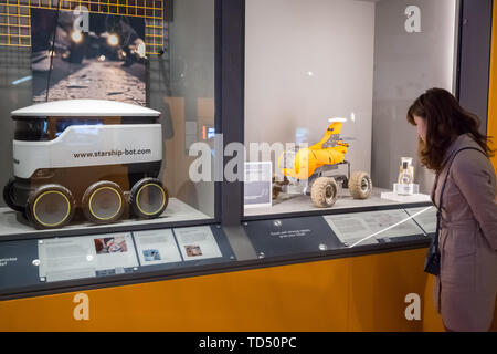 Londres, Royaume-Uni. 12 juin 2019. "La technologie sans conducteur qui contrôle ?' exposition est lancé le Musée des sciences. Livraison Starship Robot (L) en ce moment à utiliser et visant à révolutionner l'ensemble de l'alimentation et les livraisons. 'Tom' (R) un prototype de robot de surveillance agricole conçu par le petit robot déjà entreprise dans des essais au champ sur 20 fermes à travers le Royaume-Uni. L'exploration de l'histoire de l'autonomie de la conduite de véhicules, l'exposition examine aussi comment beaucoup de contrôle nous sommes disposés à transférer à eux et comment leur déploiement plus large pourrait façonner les habitudes alimentaires, les comportements et la société. Crédit : Guy Josse/Alamy vivre Banque D'Images