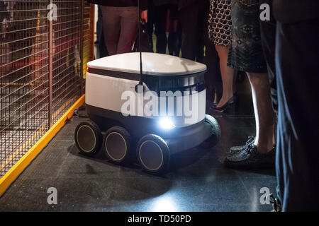 Londres, Royaume-Uni. 12 juin 2019. "La technologie sans conducteur qui contrôle ?' exposition est lancé le Musée des sciences. Sur la photo : Starship - Robot de livraison en ce moment à utiliser et visant à révolutionner l'ensemble de l'alimentation et les livraisons. L'exploration de l'histoire de l'autonomie de la conduite de véhicules, l'exposition examine aussi comment beaucoup de contrôle nous sommes disposés à transférer à eux et comment leur déploiement plus large pourrait façonner les habitudes alimentaires, les comportements et la société. Crédit : Guy Josse/Alamy Live News Banque D'Images