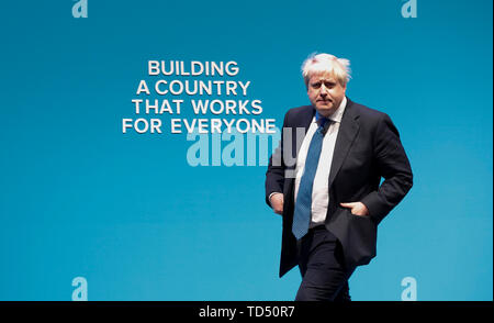 Londres, Royaume-Uni. 10 Juin, 2019. Photo prise le 3 octobre 2017, indique l'ancien Ministre britannique des affaires étrangères, Boris Johnson, marcher sur la scène pour prononcer un discours à la conférence annuelle du parti conservateur à Manchester, Angleterre. La course pour choisir un nouveau premier ministre a officiellement démarré le 10 juin 2019 avec dix offres espoirs de gagner le plus gros travail dans la politique britannique. Credit : Han Yan/Xinhua/Alamy Live News Banque D'Images