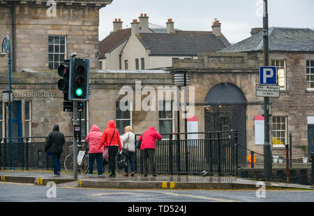 La Rive, Leith, Edinburgh, Ecosse, Royaume-Uni, 12 juin 2019. Météo France : un lavage avec un unseasonal juin pluvieux et venteux froid dans la capitale's dock area Banque D'Images