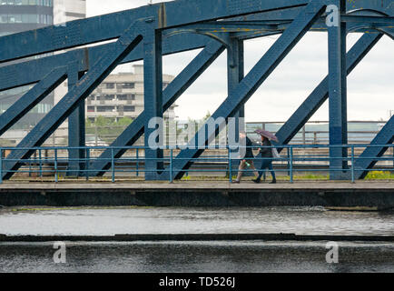 La Rive, Leith, Edinburgh, Ecosse, Royaume-Uni, 12 juin 2019. Météo France : un lavage avec un unseasonal juin pluvieux et venteux froid dans la capitale's dock area Banque D'Images