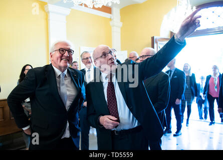 Reykjavik, Islande. 12 Juin, 2019. Le président, Frank-Walter Steinmeier (l) est dirigé par le Parlement islandais Steingrimur par Sigfússon (r), Président du Parlement islandais. Président M. Steinmeier et son épouse sont sur une visite d'Etat de deux jours à l'Islande. Crédit : Bernd von Jutrczenka/dpa/Alamy Live News Banque D'Images