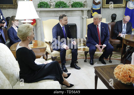 Washington DC, USA. 12 Juin, 2019. La Première Dame polonaise Agata Kornhauser-Duda (L) montres en tant que Président américain Donald J. Trump (R), serre la main du président polonais Andrzej Duda (C) au cours d'une réunion dans le bureau ovale de la Maison Blanche à Washington DC, USA, 12 juin 2019. Plus tard dans la journée le président Trump et Président Duda participeront à une cérémonie de signature d'augmenter à la coopération militaire militaire y compris l'achat d'avions de combat F-35 et une augmentation de la présence des troupes US en Pologne. Credit : Shawn Thew/Piscine via CNP | Conditions de crédit dans le monde entier : dpa/Alamy Live News Banque D'Images