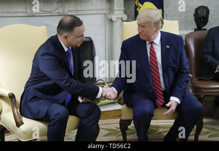 Washington DC, USA. 12 Juin, 2019. Le président américain, Donald J. Trump (R), serre la main du président polonais Andrzej Duda (L) au cours d'une réunion dans le bureau ovale de la Maison Blanche à Washington, DC, USA, 12 juin 2019. Plus tard dans la journée le président Trump et Président Duda participeront à une cérémonie de signature d'augmenter à la coopération militaire militaire y compris l'achat d'avions de combat F-35 et une augmentation de la présence des troupes US en Pologne. Credit : MediaPunch Inc/Alamy Live News Banque D'Images