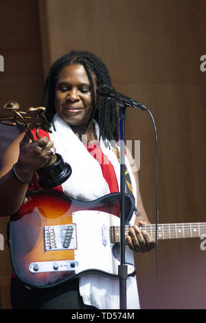 Chicago, Illinois, USA. 9 juin, 2019. Le Chicago Blues Festival 2019 a terminé sa course de la journée 3 le dimanche 9 juin. Il y avait six stades Milliennium hébergement Parc groupes de blues à partir de 11:00 à 9:00 PM. Sur la photo : Ruthie Foster avec son Blues Music Award présentée à Son du Chicago Blues Festival. Credit : Karen I. Hirsch/ZUMA/Alamy Fil Live News Banque D'Images