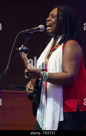 Chicago, Illinois, USA. 9 juin, 2019. Le Chicago Blues Festival 2019 a terminé sa course de la journée 3 le dimanche 9 juin. Il y avait six stades Milliennium hébergement Parc groupes de blues à partir de 11:00 à 9:00 PM. Le chanteur et guitariste Ruthie Foster, récipiendaire de neuf Blues Music Awards. a été l'acte final au Pavillon Pritzker le dimanche. Sur la photo : Ruthie Foster. Credit : Karen I. Hirsch/ZUMA/Alamy Fil Live News Banque D'Images
