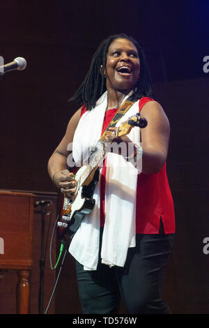 Chicago, Illinois, USA. 9 juin, 2019. Le Chicago Blues Festival 2019 a terminé sa course de la journée 3 le dimanche 9 juin. Il y avait six stades Milliennium hébergement Parc groupes de blues à partir de 11:00 à 9:00 PM. Le chanteur et guitariste Ruthie Foster, récipiendaire de neuf Blues Music Awards. a été l'acte final au Pavillon Pritzker le dimanche. Sur la photo : Ruthie Foster. Credit : Karen I. Hirsch/ZUMA/Alamy Fil Live News Banque D'Images