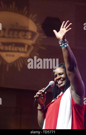 Chicago, Illinois, USA. 9 juin, 2019. Le Chicago Blues Festival 2019 a terminé sa course de la journée 3 le dimanche 9 juin. Il y avait six stades Milliennium hébergement Parc groupes de blues à partir de 11:00 à 9:00 PM. Le chanteur et guitariste Ruthie Foster, récipiendaire de neuf Blues Music Awards. a été l'acte final au Pavillon Pritzker le dimanche. Sur la photo : Ruthie Foster. Credit : Karen I. Hirsch/ZUMA/Alamy Fil Live News Banque D'Images
