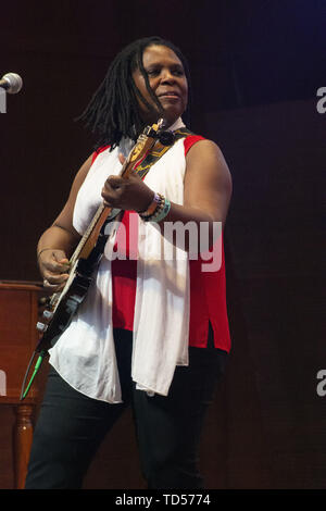 Chicago, Illinois, USA. 9 juin, 2019. Le Chicago Blues Festival 2019 a terminé sa course de la journée 3 le dimanche 9 juin. Il y avait six stades Milliennium hébergement Parc groupes de blues à partir de 11:00 à 9:00 PM. Le chanteur et guitariste Ruthie Foster, récipiendaire de neuf Blues Music Awards. a été l'acte final au Pavillon Pritzker le dimanche. Sur la photo : Ruthie Foster. Credit : Karen I. Hirsch/ZUMA/Alamy Fil Live News Banque D'Images