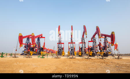 Voir de nombreuses unités de pompe avec oilfield Banque D'Images