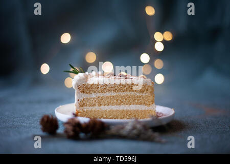 L'alimentation des petits gâteaux et desserts. Personne n'a acheté le sucre. Le chocolat. Boulangerie, café et pâtisserie moule noodles pour le petit déjeuner de Noël, La vie toujours délicieuse tasse de bois (conteneur) en coulisses des biscuits et des bonbons à la crème Banque D'Images