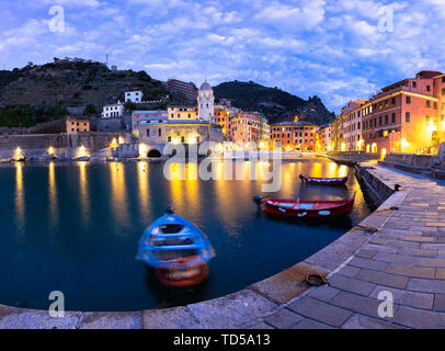 Bateaux amarrés dans le port de Vernazza au crépuscule, Cinque Terre, UNESCO World Heritage Site, Ligurie, Italie, Europe Banque D'Images