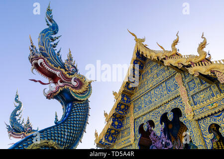 Entrée principale du Wat Rong Suea dix (Temple bleu) à Chiang Rai, Thaïlande, Asie du Sud, Asie Banque D'Images