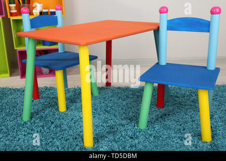 Petit et coloré, table et chaises pour petits enfants Banque D'Images