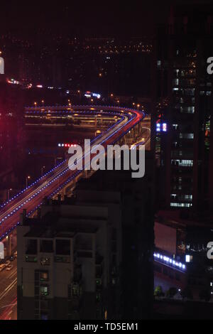 La trajectoire de la lumière de city road cars at night Banque D'Images