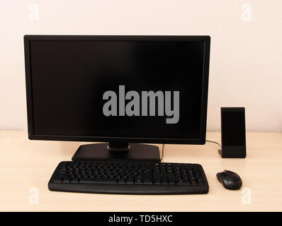 Ordinateur sur le tableau dans la chambre Banque D'Images