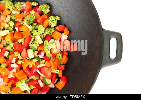 Ragoût de légumes au wok, isolated on white Banque D'Images