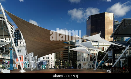 Voiles ombrage couvrant une zone piétonne à Wellington CBD, en Nouvelle-Zélande. Banque D'Images