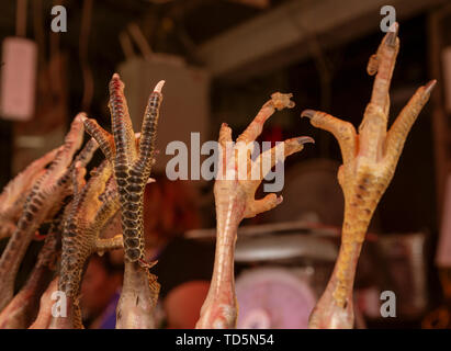 Pieds de poulet bloqué en l'air. Banque D'Images