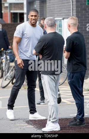 Anthony Joshua arrive pour le lancement de faite par le sport, une nouvelle campagne réunissant une coalition d'organismes de bienfaisance soutenir les jeunes défavorisés par le sport, à la Black Prince Trust à Lambeth. Banque D'Images