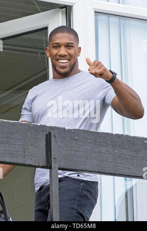 Anthony Joshua arrive pour le lancement de faite par le sport, une nouvelle campagne réunissant une coalition d'organismes de bienfaisance soutenir les jeunes défavorisés par le sport, à la Black Prince Trust à Lambeth. Banque D'Images