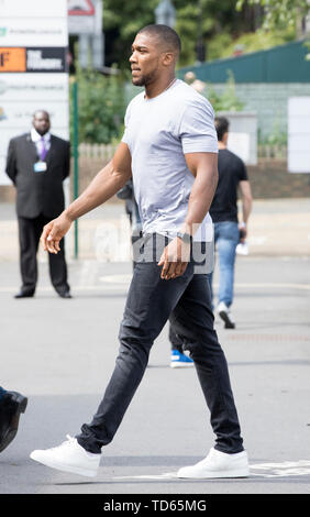 Anthony Joshua arrive pour le lancement de faite par le sport, une nouvelle campagne réunissant une coalition d'organismes de bienfaisance soutenir les jeunes défavorisés par le sport, à la Black Prince Trust à Lambeth. Banque D'Images