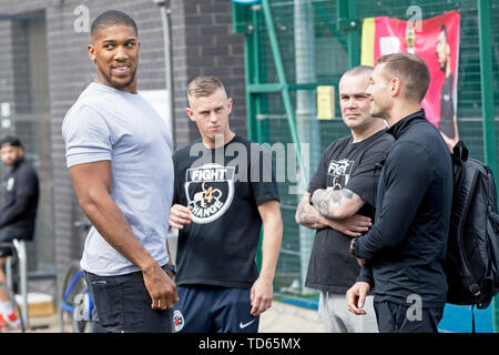 Anthony Joshua arrive pour le lancement de faite par le sport, une nouvelle campagne réunissant une coalition d'organismes de bienfaisance soutenir les jeunes défavorisés par le sport, à la Black Prince Trust à Lambeth. Banque D'Images