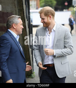 Le duc de Sussex (droite) arrive pour le lancement de faite par le sport, une nouvelle campagne réunissant une coalition d'organismes de bienfaisance soutenir les jeunes défavorisés par le sport, à la Black Prince Trust à Lambeth. Banque D'Images