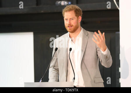 Le duc de Sussex, parle aux clients dans le lancement de faite par le sport, une nouvelle campagne réunissant une coalition d'organismes de bienfaisance soutenir les jeunes défavorisés par le sport, à la Black Prince Trust à Lambeth. Banque D'Images