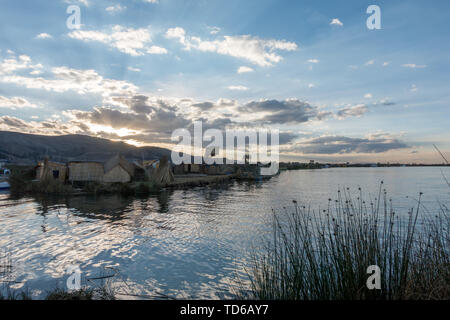 Le lac Titicaca et ses villages flottants. Un high dynamic range image. Banque D'Images