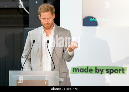 Le duc de Sussex, parle aux clients dans le lancement de faite par le sport, une nouvelle campagne réunissant une coalition d'organismes de bienfaisance soutenir les jeunes défavorisés par le sport, à la Black Prince Trust à Lambeth. Banque D'Images