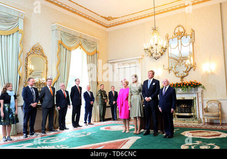 Leurs Majestés le Roi Willem-Alexander (deuxième à droite) et la Reine Maxima (deuxième à gauche) est accueilli par le président d'Irlande Michael D. Higgins et sa femme Sabina Coyne à Aras une Uachtarain à Dublin au cours d'une visite à l'Irlande. Banque D'Images