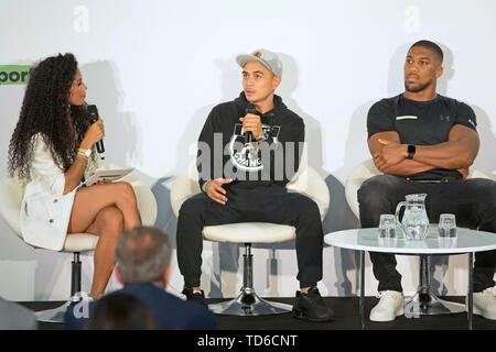 Entraîneur de boxe Gizmo Chu (centre) parle avec espoir Vick (à gauche) et Anthony Josué (droite) lors du lancement de faite par le sport, une nouvelle campagne réunissant une coalition d'organismes de bienfaisance soutenir les jeunes défavorisés par le sport, à la Black Prince Trust à Lambeth. Banque D'Images