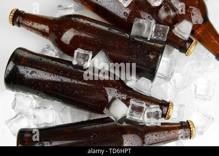 Les bouteilles de bière dans des cubes de glace close up Banque D'Images