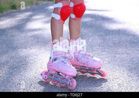 Petite fille2s jambes en patins à roulettes, close-up Banque D'Images