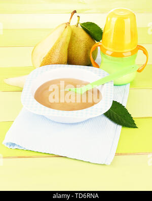 Savoureuse purée de fruits pour bébé et bébé Bouteille sur table en bois Banque D'Images