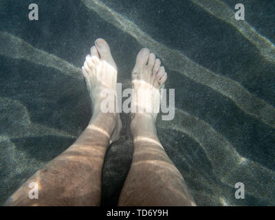 Photo de quelques pieds sous l'eau prises depuis l'intérieur de la mer avec un appareil photo. Banque D'Images