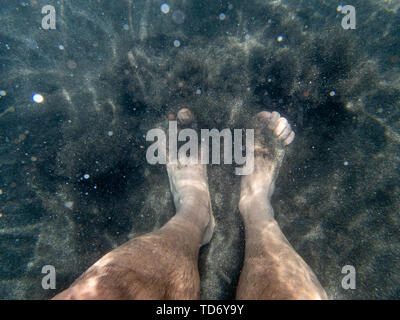 Photo de quelques pieds sous l'eau prises depuis l'intérieur de la mer avec un appareil photo. Banque D'Images