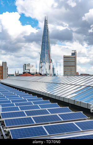 Paysage urbain de Londres avec le tesson dans la distance. Tourné à partir de la chambre du membre à la Tate Modern - vu dans le premier plan avec les panneaux solaires. Banque D'Images