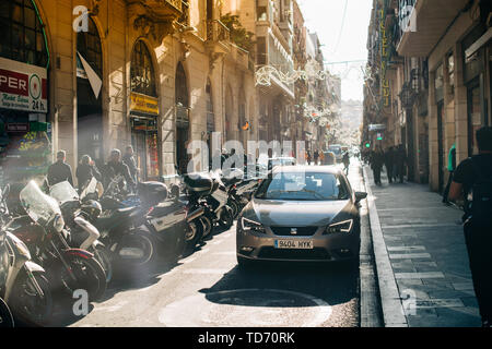 Barcelone, Espagne - Nov 14, 2017 : Nouveau siège voiture gris roulant sur Carrer Nou de la Rambla street avec les piétons touristes garé les voitures et les motos sur Banque D'Images