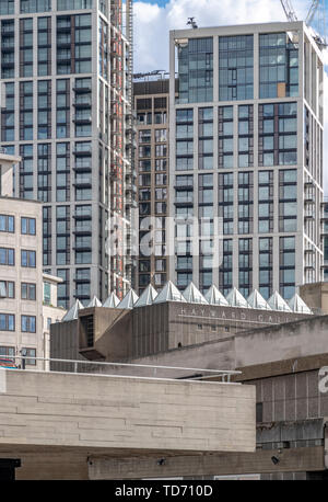 La ville de Londres - Southbank Place est un nouveau cluster de tours sur la rive sud. La Hayward Gallery et Théâtre National sont au premier plan. Banque D'Images