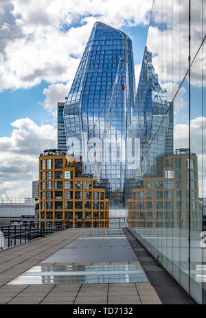 De nouveaux gratte-ciel de Londres appelé officiellement un Blackfriars. Aussi connu comme le vase ou le Boomerang. La construction réflexive, droit est Tate Modern. Banque D'Images