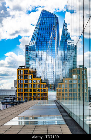 De nouveaux gratte-ciel de Londres appelé officiellement un Blackfriars. Aussi connu comme le vase ou le Boomerang. La construction réflexive, droit est Tate Modern. Banque D'Images