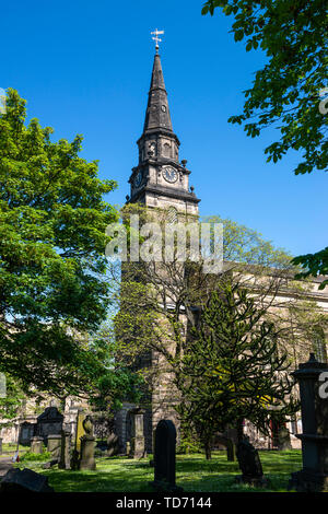 Clocher d'église paroissiale de St Cuthbert vue depuis le cimetière de St Cuthbert en centre-ville d'Édimbourg, Écosse, Royaume-Uni Banque D'Images