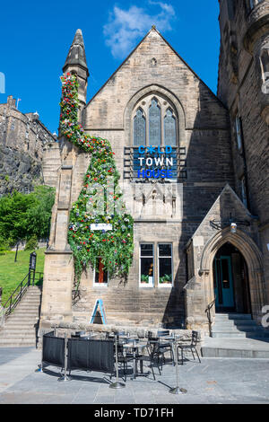 Maison de ville froide bar et restaurant à la Grassmarket Édimbourg en vieille ville, avec le Château d'Édimbourg en arrière-plan, Édimbourg, Écosse, Royaume-Uni Banque D'Images