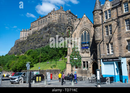 Maison de ville froide bar et restaurant à la Grassmarket Édimbourg en vieille ville, avec le Château d'Édimbourg en arrière-plan, Édimbourg, Écosse, Royaume-Uni Banque D'Images